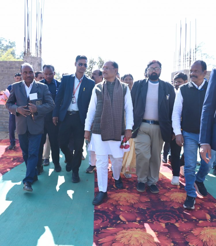 खिलाड़ियों को मिलेगी सौगात: मुख्यमंत्री विष्णु देव साय ने बगीचा में निर्माणाधीन आधुनिक बैडमिंटन कोर्ट का किया अवलोकन