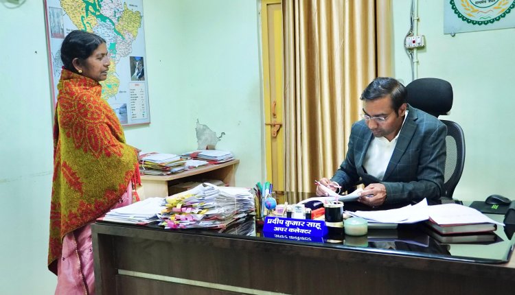 जशपुर: अपर कलेक्टर ने जनदर्शन में सुनीं जनता की समस्याएं, 38 आवेदनों पर त्वरित कार्रवाई के निर्देश