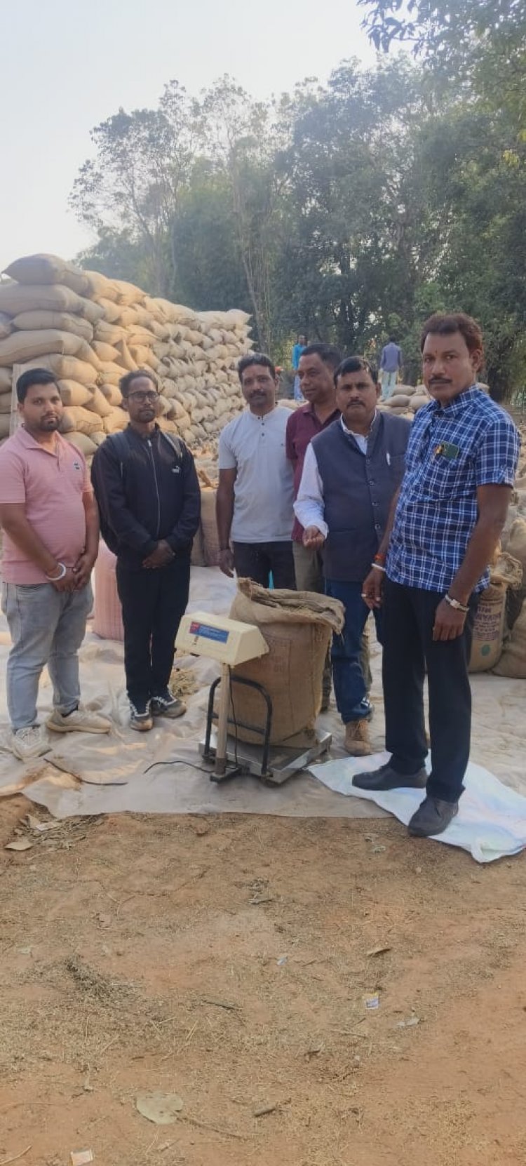 साहीडांड मंडी में भाजपा पदाधिकारियों ने जाना किसानों का हाल, व्यवस्था देख गदगद हुए अन्नदाता