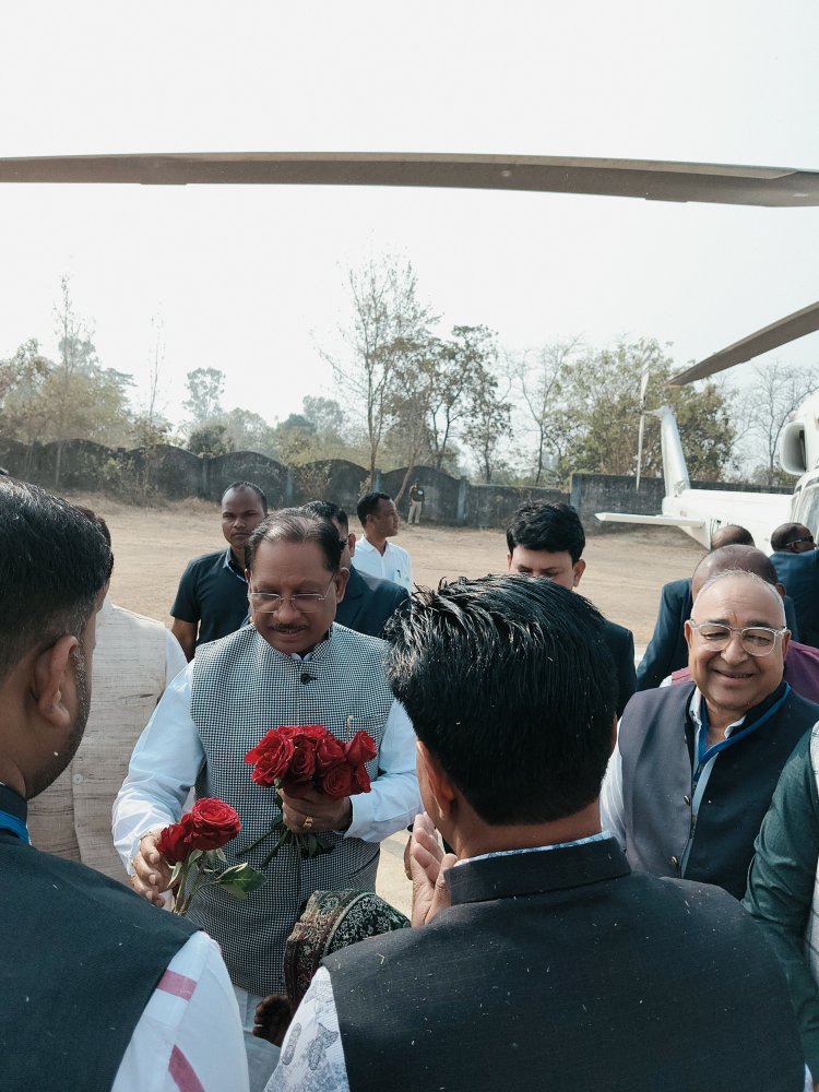 मुख्यमंत्री का कांसाबेल में भव्य आगमन: आत्मानंद स्कूल हेलीपैड पर हुआ जोरदार स्वागत
