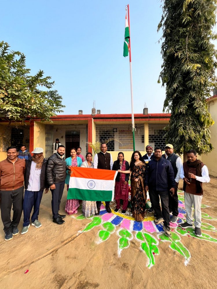 कांसाबेल: विकास खंड शिक्षा अधिकारी कार्यालय में हर्षोल्लास के साथ मनाया गया गणतंत्र दिवस, BEO गोपाल राम खलखो ने किया ध्वजारोहण
