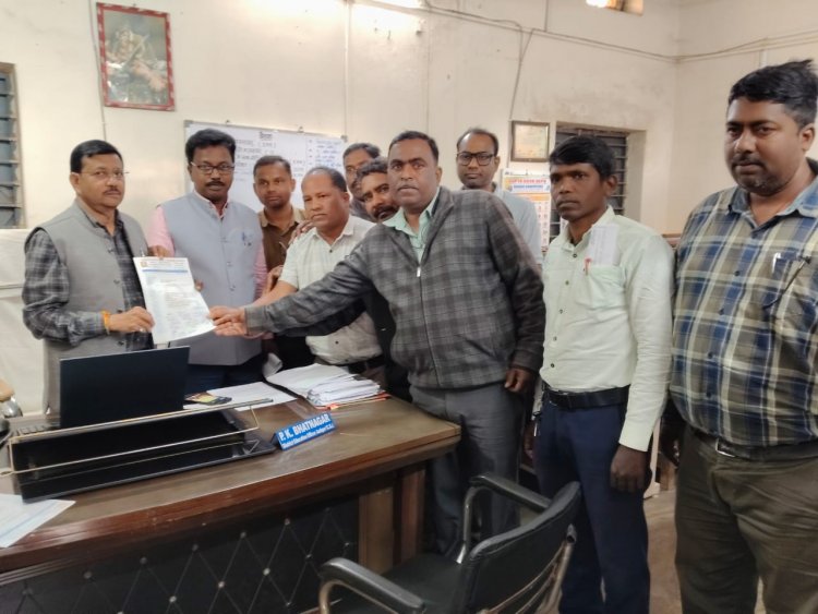 जशपुर: प्राथमिक शाला प्रधान पाठक के रिक्त पदों पर पदोन्नति की मांग, फेडरेशन ने DEO को सौंपा ज्ञापन