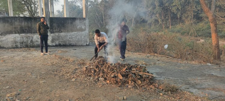 स्वच्छता ही सेवा: RSS स्वयंसेवकों ने कांसाबेल मुक्तिधाम में चलाया सफाई अभियान, प्रशासन से बुनियादी सुविधाओं की मांग