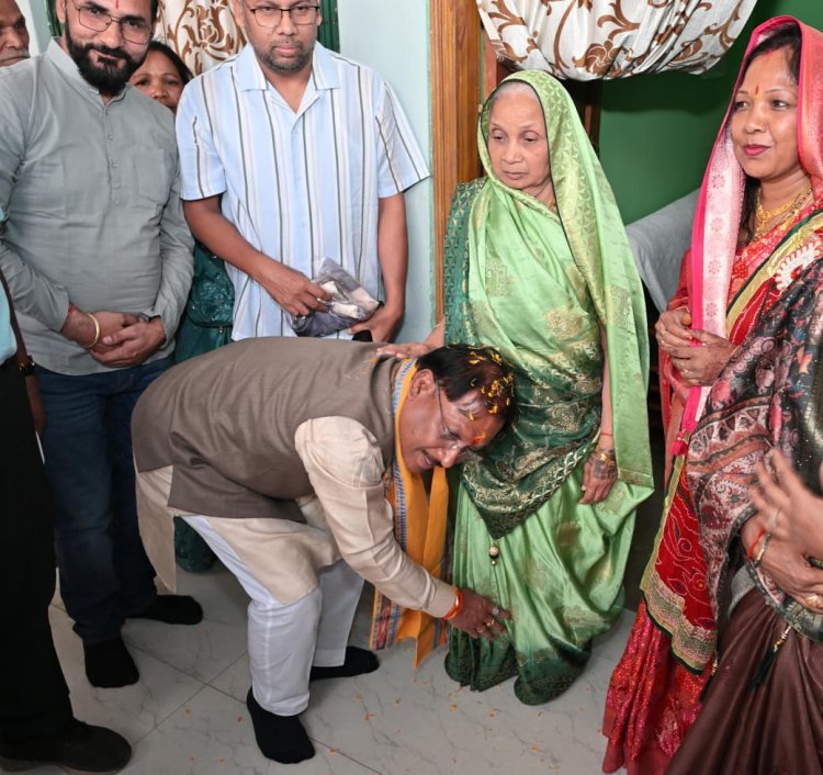 मुख्यमंत्री विष्णुदेव साय ने बगिया में अपनों के बीच मनाया 62वाँ जन्मदिन: माता का लिया आशीर्वाद, राम सदन में गूँजी सत्यनारायण कथा