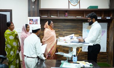 जशपुर: कलेक्टर जनदर्शन में उमड़े लोग; श्री रोहित व्यास ने सुनीं 26 समस्याएं, त्वरित निराकरण के दिए निर्देश