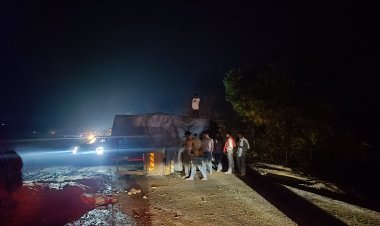 NH-43 पर बड़ा हादसा: अनियंत्रित होकर पलटा किराना सामान से भरा ट्रक, लगा लंबा जाम