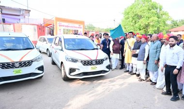 प्रशासनिक कार्यों को मिलेगी नई गति: मुख्यमंत्री श्री विष्णु देव साय ने राजस्व विभाग के 4 नवीन वाहनों को दिखाई हरी झंडी