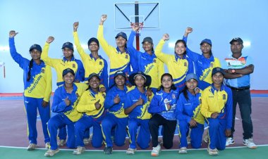 मुख्यमंत्री विष्णुदेव साय ने इचकेला की प्रतिभावान बालिका क्रिकेटरों को बांटी किट, खिलाड़ियों का बढ़ाया उत्साह