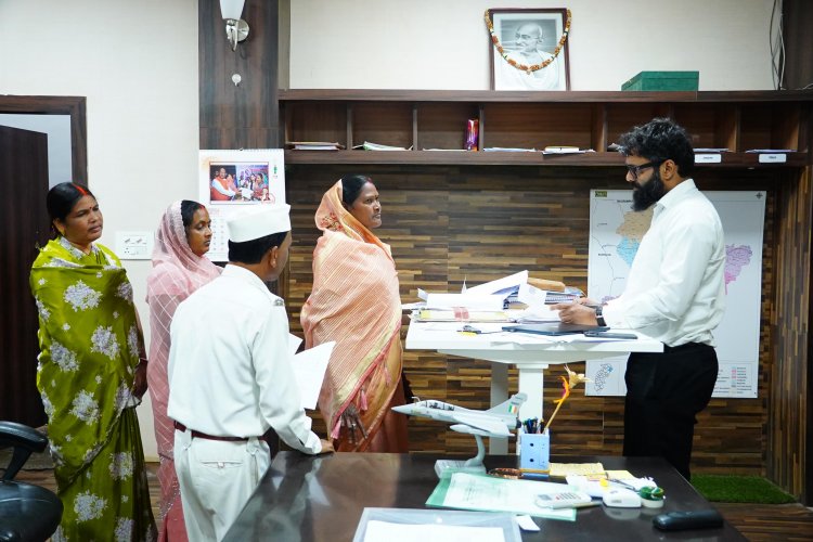 जशपुर: कलेक्टर जनदर्शन में उमड़े लोग; श्री रोहित व्यास ने सुनीं 26 समस्याएं, त्वरित निराकरण के दिए निर्देश