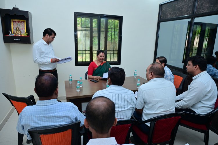 विधायक जनदर्शन में समस्याओं का हुआ 'ऑन द स्पॉट' निपटारा; गोमती साय ने दिव्यांग धनेश्वर को प्रदान की ट्राई-साइकिल