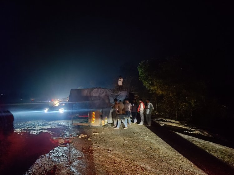 NH-43 पर बड़ा हादसा: अनियंत्रित होकर पलटा किराना सामान से भरा ट्रक, लगा लंबा जाम