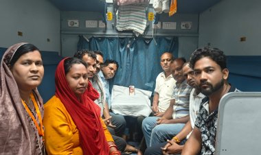 ट्रेन में गूँजा 'भारत माता की जय' का उद्घोष: भाजपा यात्रियों ने सफर के दौरान डॉ. श्यामा प्रसाद मुखर्जी को दी भावभीनी श्रद्धांजलि