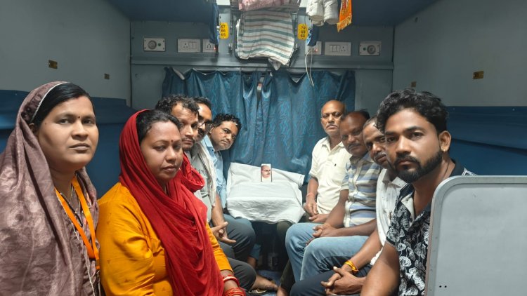 ट्रेन में गूँजा 'भारत माता की जय' का उद्घोष: भाजपा यात्रियों ने सफर के दौरान डॉ. श्यामा प्रसाद मुखर्जी को दी भावभीनी श्रद्धांजलि