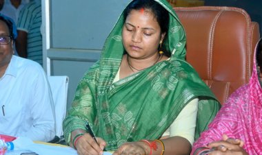 सूरजपुर को मिली विकास और स्वास्थ्य सुविधाओं की बड़ी सौगात: मंत्री लक्ष्मी राजवाड़े ने किया महतारी सदन का लोकार्पण और एम्बुलेंस को दिखाई हरी झंडी