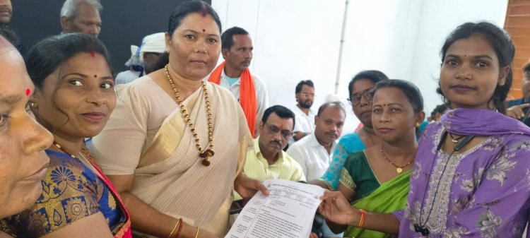आंगनबाड़ी सहायिकाओं ने विधायक गोमती साय को सौंपा ज्ञापन, शत-प्रतिशत पदोन्नति और आयु सीमा समाप्त करने की उठाई मांग