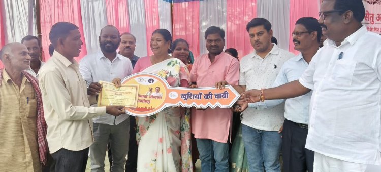 मनोरा में ‘सेवा सेतु अभियान’ का आयोजन, आम नागरिकों तक पहुंची शासन की जनकल्याणकारी योजनाओं की जानकारी,विधायक रायमुनी भगत ने कहा जनता को योजनाओं का लाभ दिलाना और सरकारी सेवाओं को सरल बनाना हमारी प्राथमिकता
